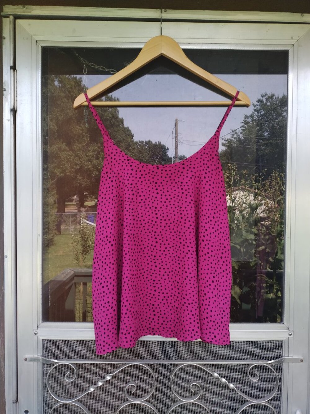 size M flowy cami tank -- hot pink with black polka dots